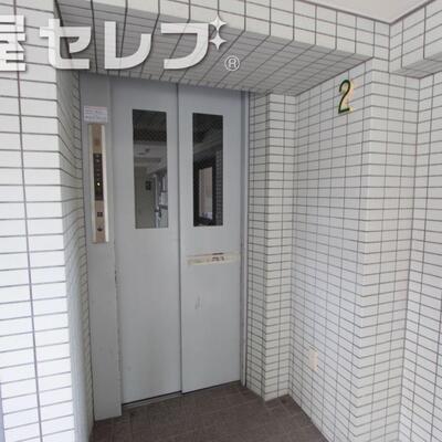 
						エレベーター完備。