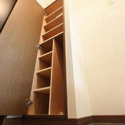 
						縦長の下駄箱です。