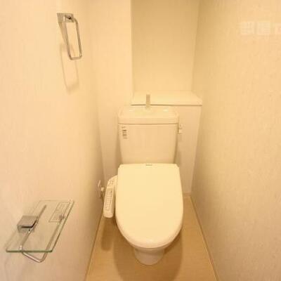 
						トイレもお洒落です。タオル掛けがあります。