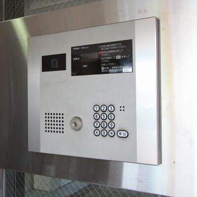 
						エントランスのオートロック。