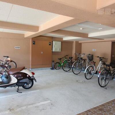 
						屋根付きの駐輪場・バイク置場です。