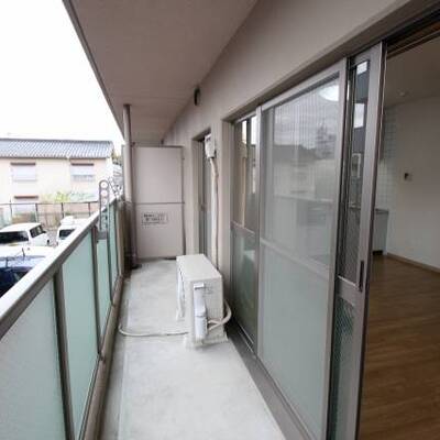 
						南向きバルコニー　203号室の写真です。