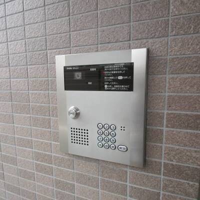 
						エントランスはオートロックです