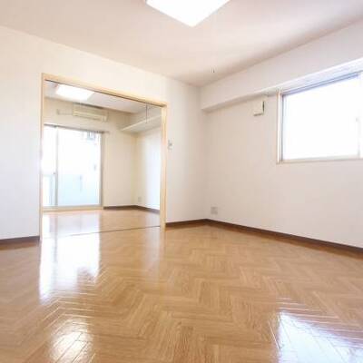 
						全部屋角部屋なので窓も多めです