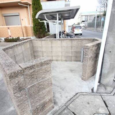 
						ごみはゴミ置き場へ