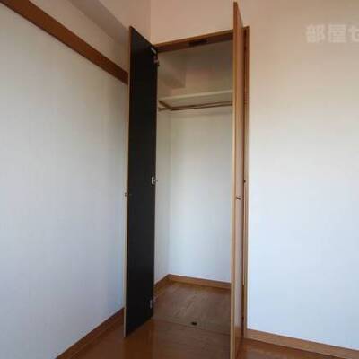 
						洋服を掛ける事が出来て上にも棚が付いてます。