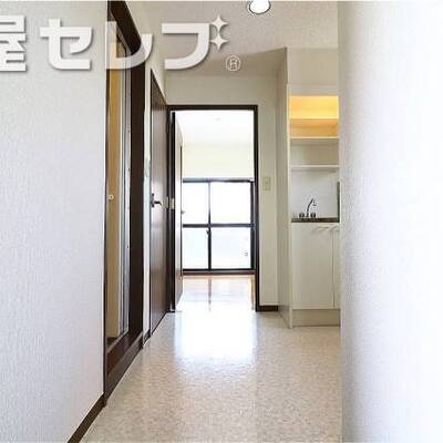 
						玄関から見た写真。
