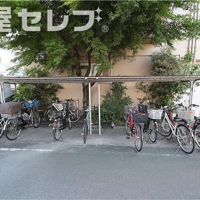 
						駐輪場。