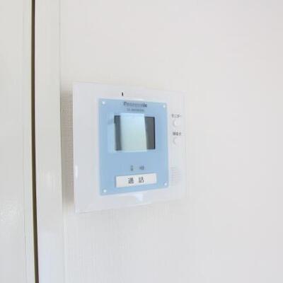
						ドアモニターホンで来客時の確認ができます。
