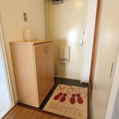 
						シューズボックス付きの玄関です。