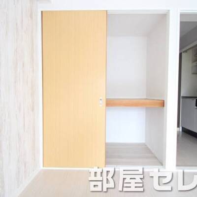 
						奥行のある収納。