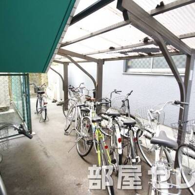 
						駐輪場。