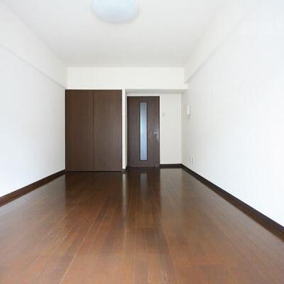 
						広々とした居室