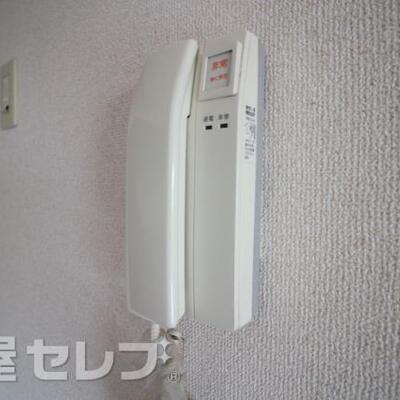 
						ドアフォンが付いているので安心です。
