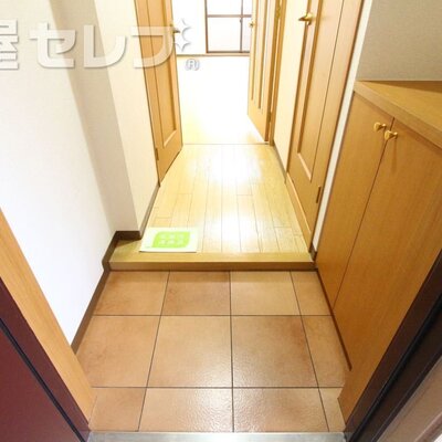 
						明るい玄関です。
