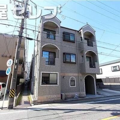 
						3階建てのマンション。