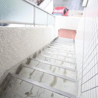
						２階へ上がる階段です。