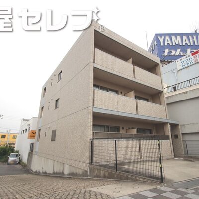 
						タイル貼りの3階建てマンション。