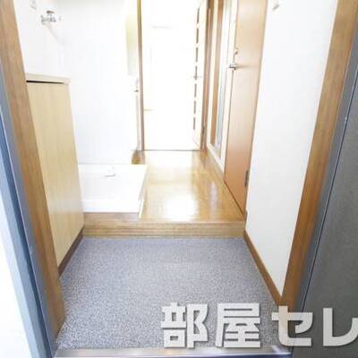 
						ゆったりサイズの玄関は、下駄箱も付いています。。他号室の写真