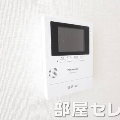
						モニター付きインターフォンで安心です。。他号室の写真です。