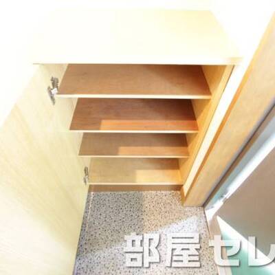 
						大きな下駄箱付きです。。他号室の写真です。