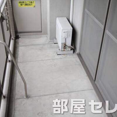 
						洗濯物もたくさん干せるベランダです。
