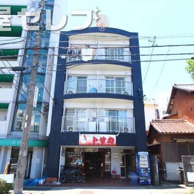 
						4階建てのマンション。