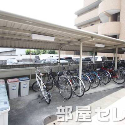 
						駐輪場。