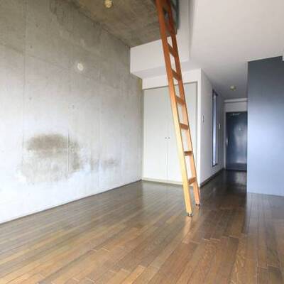 
						コンクリート打ちっぱなしのお部屋です