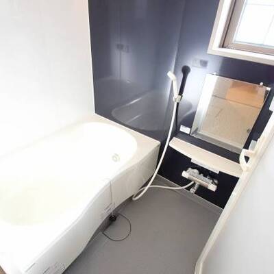 
						追い焚き機能付きバスルーム　窓もあるので換気もバッチリ