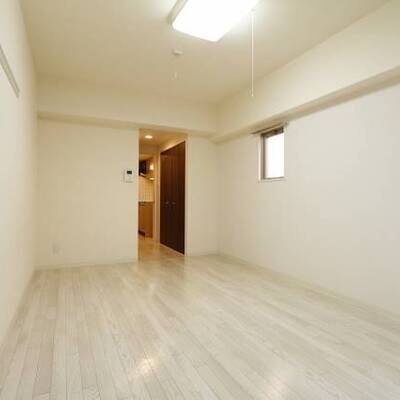 
						白を基調にしたお部屋になります。205号室の写真です。