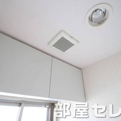 
						トイレ上にも収納。