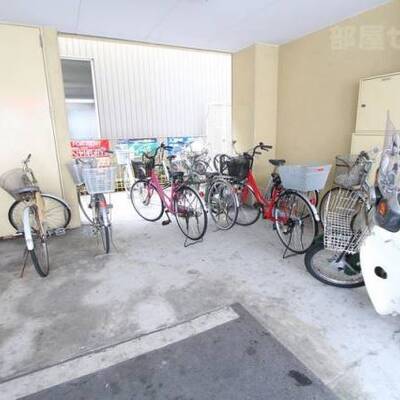 
						駐輪場完備