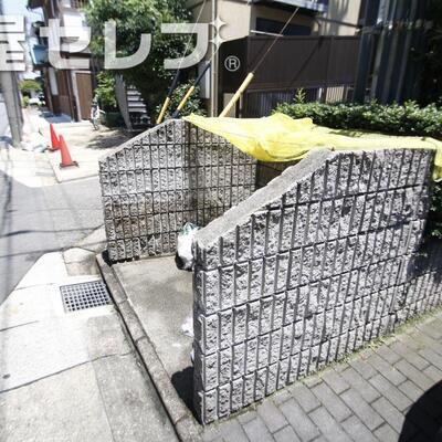 
						敷地内にゴミ置場あると便利ですね。