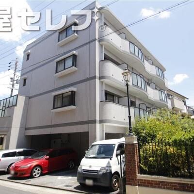 
						4階建てのマンション。