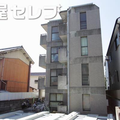 
						4階建てのマンション。