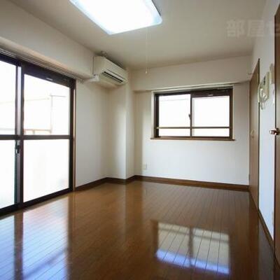
						2面採光で明るいお部屋です。