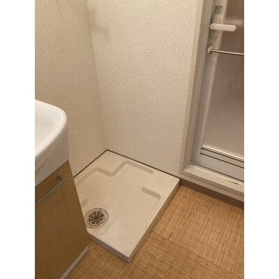 
						こちらに洗濯機を置いて頂きます。