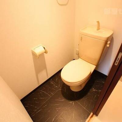 
						床を見て、、、、なんということでしょう。