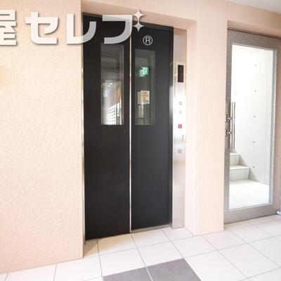 
						エレベーター。