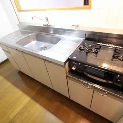 
						2口コンロの広いキッチンなので便利です。