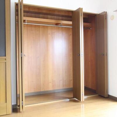 
						大きいクローゼットで洋服たくさんかけられます。