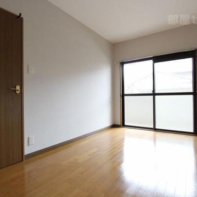 
						日当たり良好で落ち着いて休める部屋です。