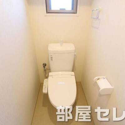 
						窓もあるトイレです。