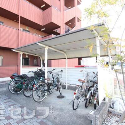 
						屋根付き駐車場です。