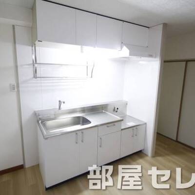 
						段落ちキッチン。
