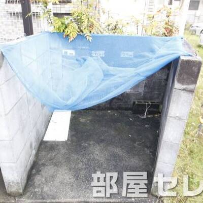 
						ゴミ置き場。