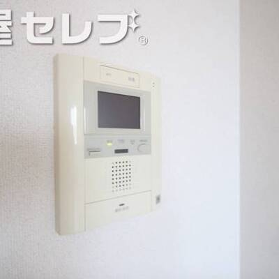 
						テレビモニター付きインターホンで安心です。
