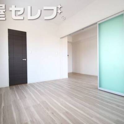
						緑のドアがお洒落です。