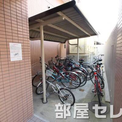 
						屋根付き駐輪場。